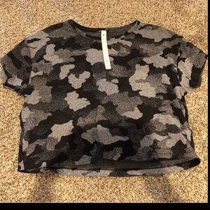 Lululemon cropped top black and grey camouflage - size 6